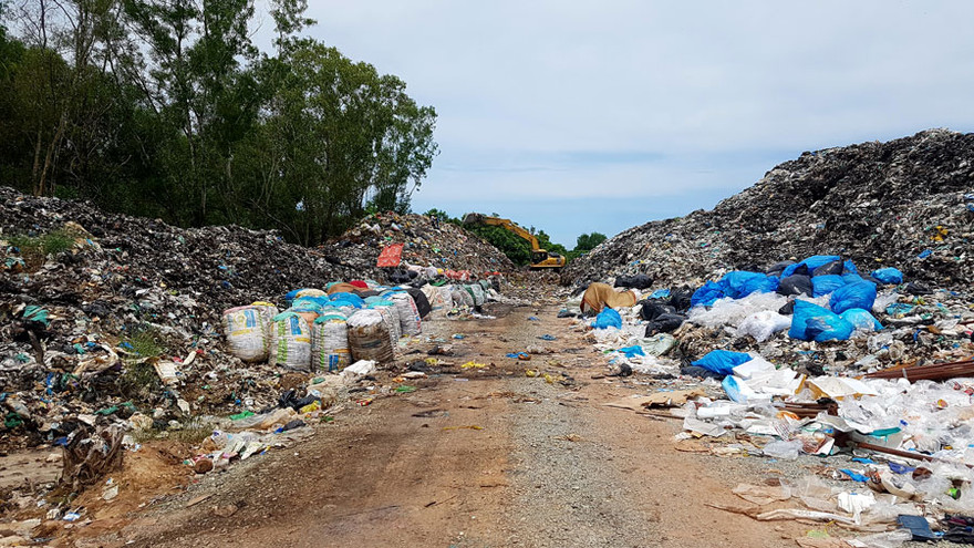 Núi rác “khủng” ở đảo ngọc vẫn chưa được xử lí.