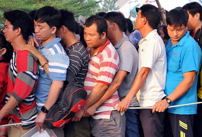 Phụ huynh chờ nộp hồ sơ cho con vào lớp 1.