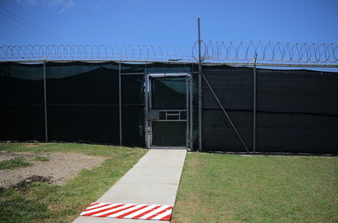 Trước cửa nhà tù của Mỹ trên Vịnh Guantanamo. (Ảnh: Reuters)