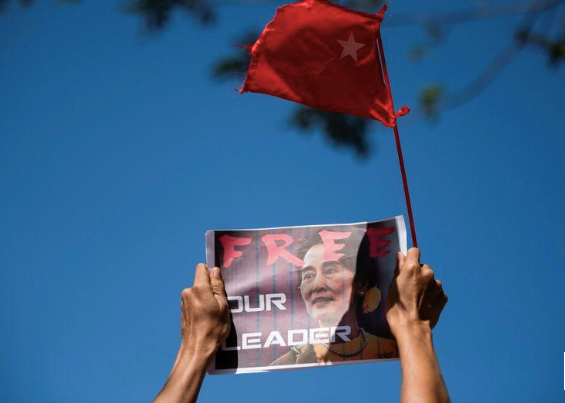 Người Myanmar tiếp tục đấu tranh để đòi trả lại quyền lực của đảng của nhà lãnh đạo Aung San Suu Kyi . (Ảnh: Reuters)