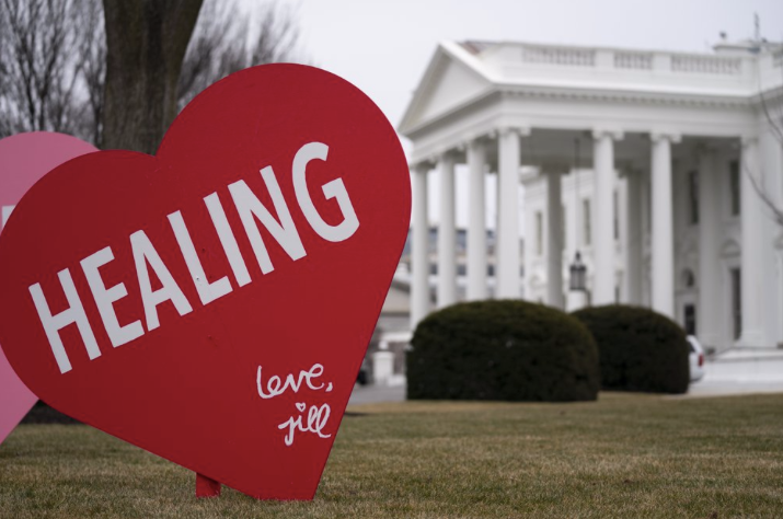Một trái Tim được trang trí trong sân Nhà Trắng. (Ảnh: AP)