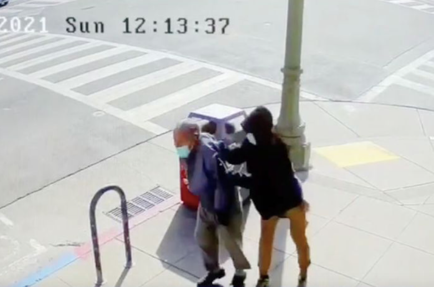 Video ghi lại hình ảnh một thanh niên đẩy ngã cụ ông gốc Á 91 tuổi. (Ảnh: The Cut)