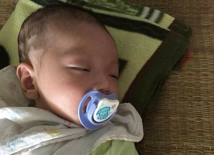 Hiện bé trai đang được công an chăm sóc.