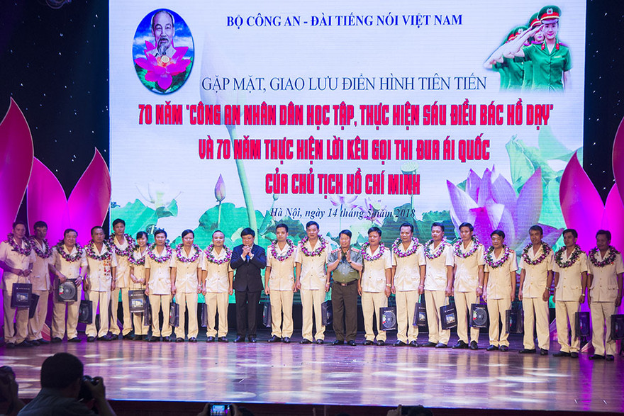 Giao lưu tôn vinh điển hình tiên tiến Công an nhân dân “Vinh quang Công an nhân dân Việt Nam”.