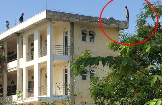 Lực lượng chức năng khống chế được nam thanh niên an toàn.