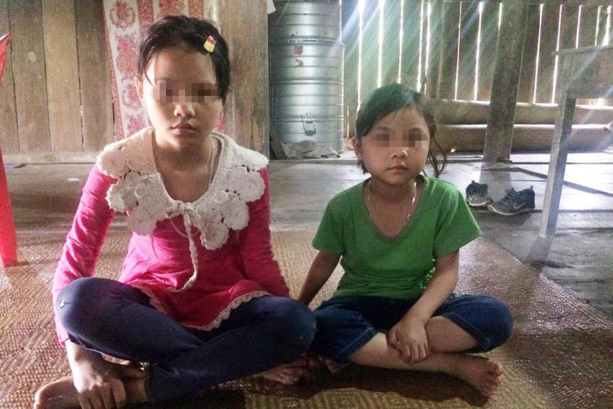 Hai cháu Kim N, và Thu N đang ở nhà dì.