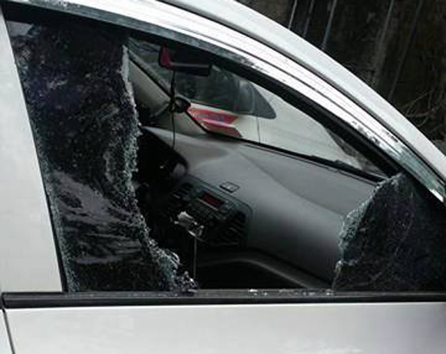 Ô tô bị đập vỡ kính trộm tài sản.