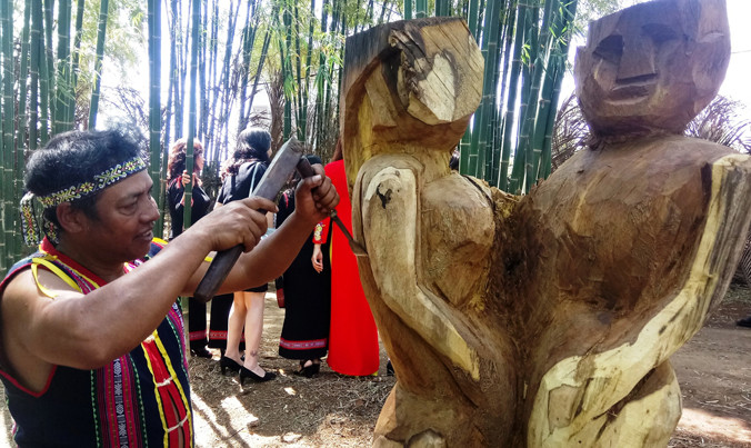 Tác phẩm “kết hôn” của nghệ nhân Đinh Xim (đến từ tỉnh Gia Lai).