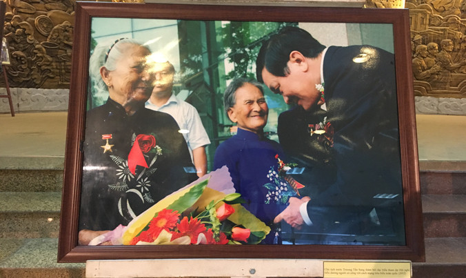 Nguyên Chủ tịch nước Trương Tấn Sang thăm hỏi người có công với cách mạng năm 2012. Ảnh: Thanh Trần.