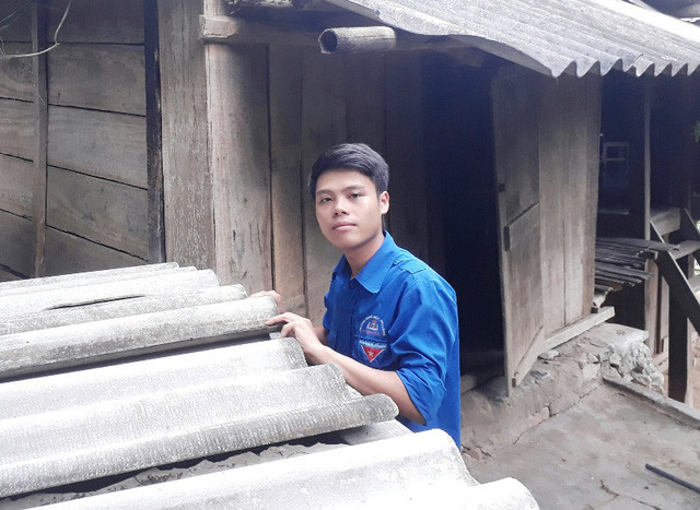 Em Hà Văn Phòng, học sinh người dân tộc Thái giành điểm cao trong kỳ thi vừa qua.