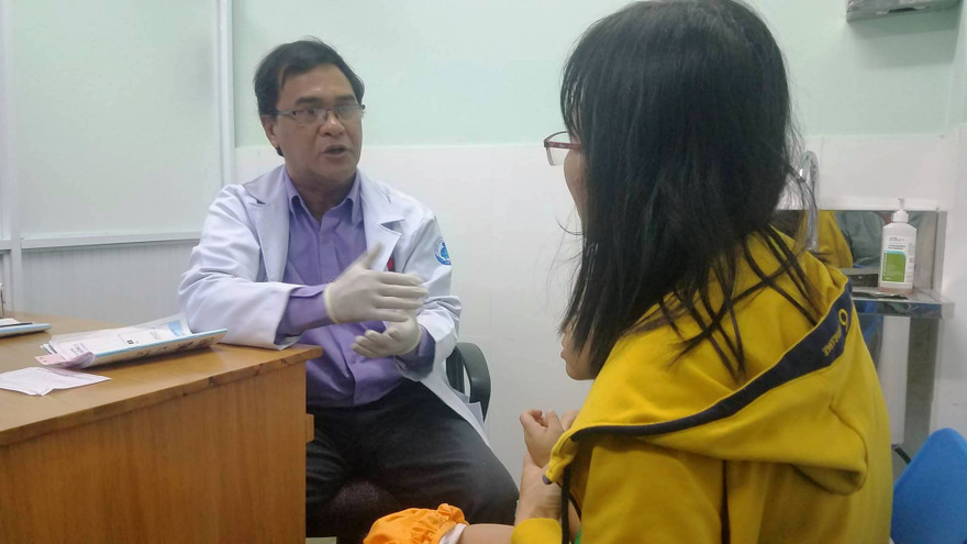 Bác sĩ tư vấn điều trị hẹp da quy đầu cho trẻ.