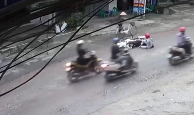 Cô gái ngã nhào trên đường và câu chuyện khiến dân mạng bức xúc