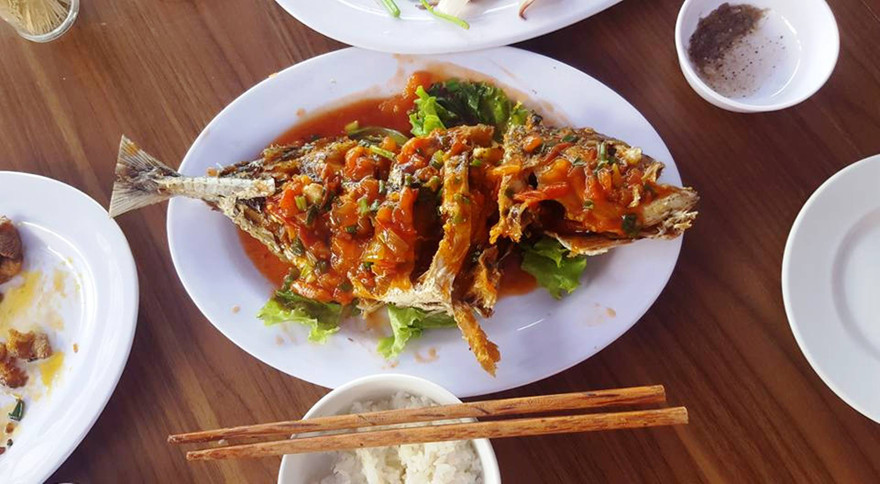 Theo giải thích của nhà hàng, con cá chim này nặng 1,2kg, đơn giá 500.000 đồng/kg?.