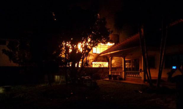 Lửa nhấn chìm kí túc xá trường học ở miền bắc Thái Lan.