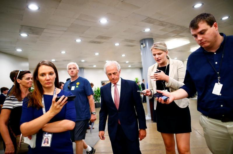 Thượng nghị sĩ Bob Corker (giữa). Ảnh: Reuters