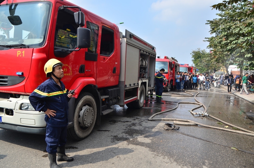 Lực lượng PCCC có mặt tại hiện trường dập lửa.