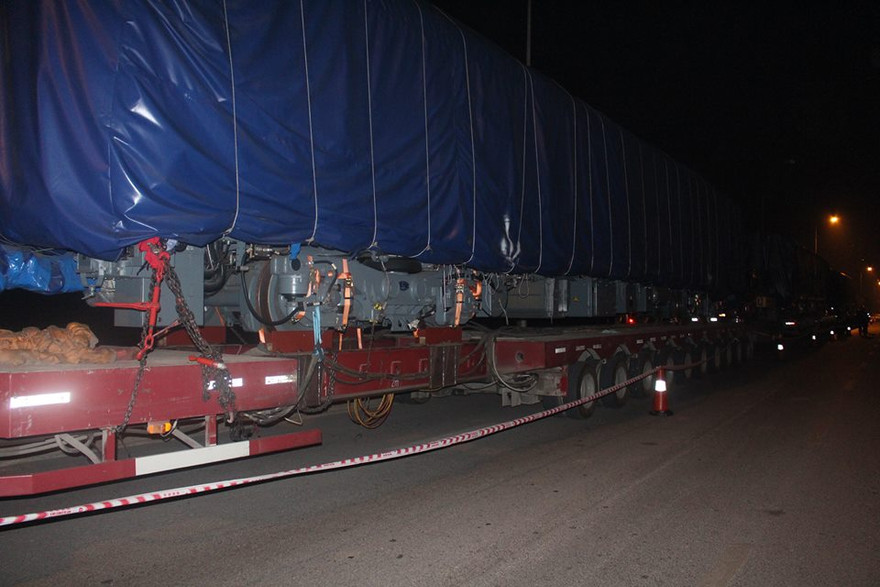 Bốn toa tàu, đầu máy của tuyến đường sắt đô thị Cát Linh - Hà Đông về tới Hà Nội vào rạng sáng nay.