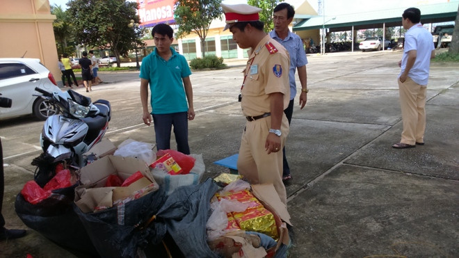 Tang vật pháo trên xe bị cơ quan chức năng thu giữ.