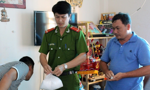 Lực lượng chức năng kiểm tra công ty của ông Bùi tại đường Vạn Kiếp. Ảnh: A.X