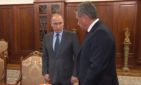 Bộ trưởng Quốc phòng Nga trình Tổng thống Putin hộp đen của chiếc Su-24 bị bắn. Ảnh: RT