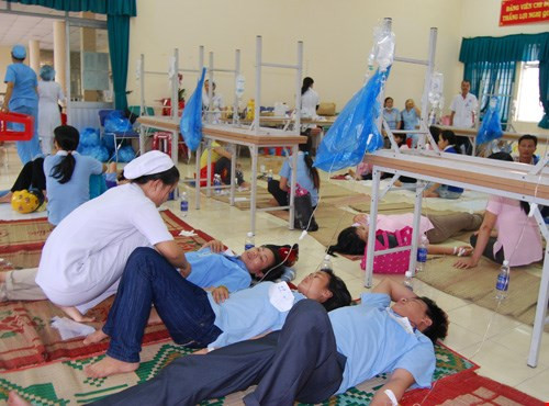 Cấp cứu bệnh nhân trong vụ ngộ độc thực phẩm. Ảnh minh họa