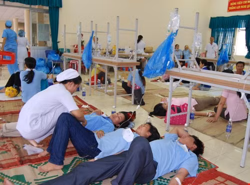 Cấp cứu bệnh nhân trong vụ ngộ độc thực phẩm. Ảnh minh họa