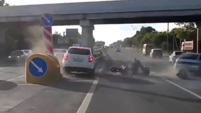 Chó chạy qua đường gây tai nạn liên hoàn