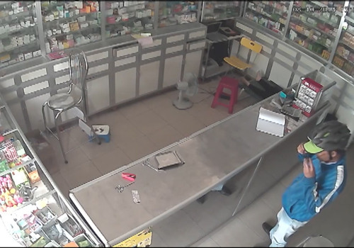 Ngủ trưa bị mất điện thoại trong nhà thuốc