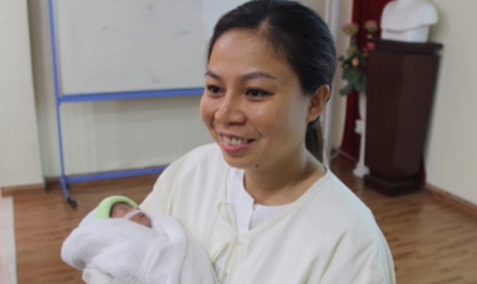 Bé sinh non nặng 850gr được xuất viện.