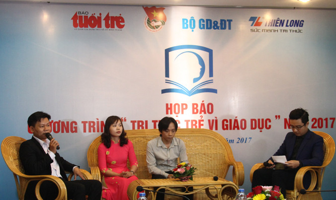 Các tác giả đạt giải thưởng tại chương trình “Tri thức trẻ vì giáo dục” năm 2016 giao lưu tại buổi họp báo.