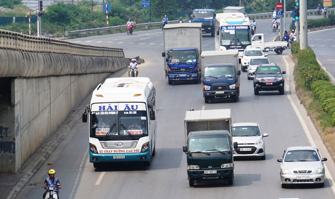 Tốc độ phương tiện trong đô thị vừa được nâng lên 1 năm nay lại được đề nghị giảm xuống. Ảnh: Sỹ Lực. 
