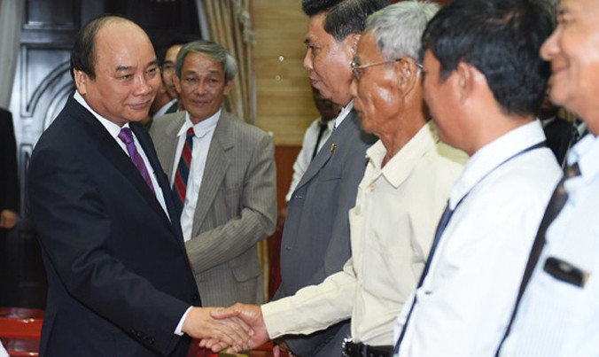 Thủ tướng Nguyễn Xuân Phúc trò chuyện cùng bà con kiều bào ở Campuchia.