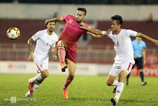 Chiều 18/1, sân Thống Nhất, TP HCM chứng kiến trận derby giữa Sài Gòn FC (áo hồng) và CLB TP HCM (áo trắng) ở vòng ba V-League 2017.