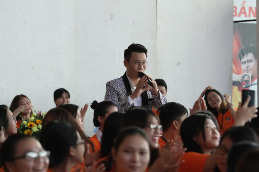 Gần Tết, Hoàng Bách “đắt sô” thiện nguyện