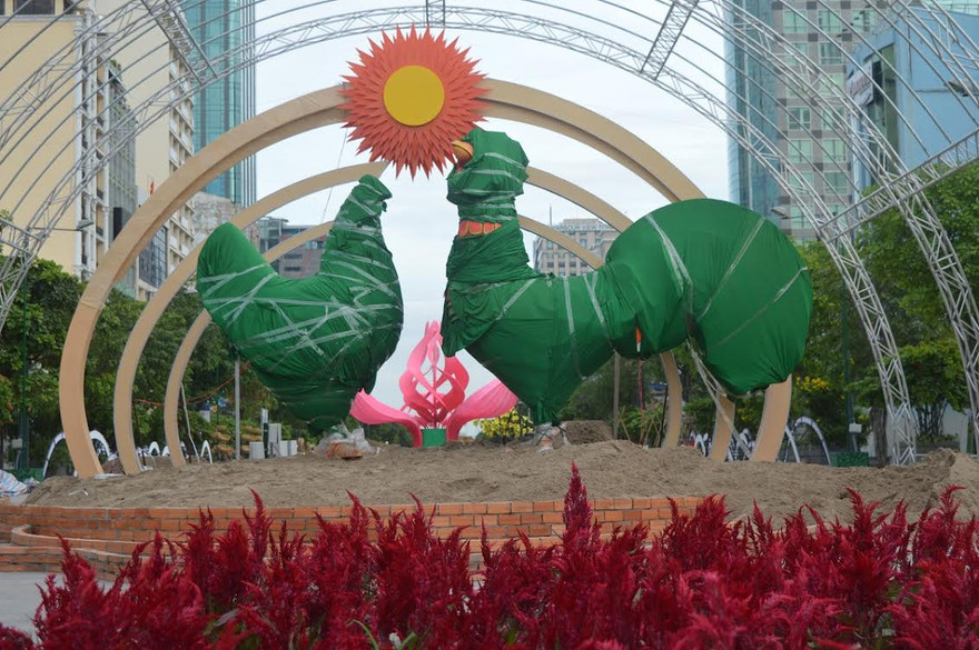 Cặp gà “khủng” được đặt đầu đường hoa Tết.