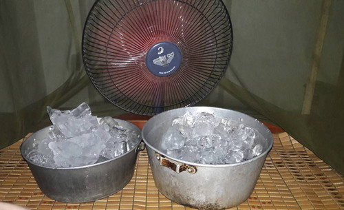 Tuyệt chiêu chống nóng mùa hè, đặt hai chậu đá trước quạt cho hơi mát tỏa ra cả phòng. Ảnh: T.H