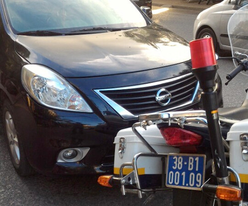 Chiếc ôtô Hảo điều khiển đã hất cảnh sát lên nắp capô. Ảnh: Đ.H