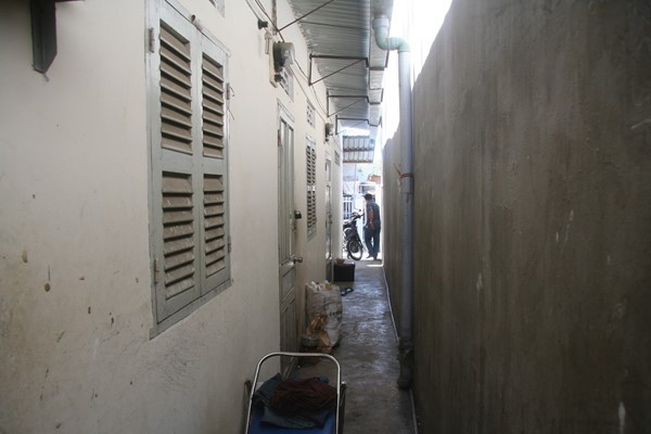 Hiện trường khu dãy trọ nơi người dân phát hiện nạn nhân nằm trên vũng máu. Ảnh: B.A