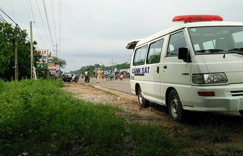 Cơ quan chức năng tổ chức khám nghiệm hiện trường vụ án. Ảnh: Công lý