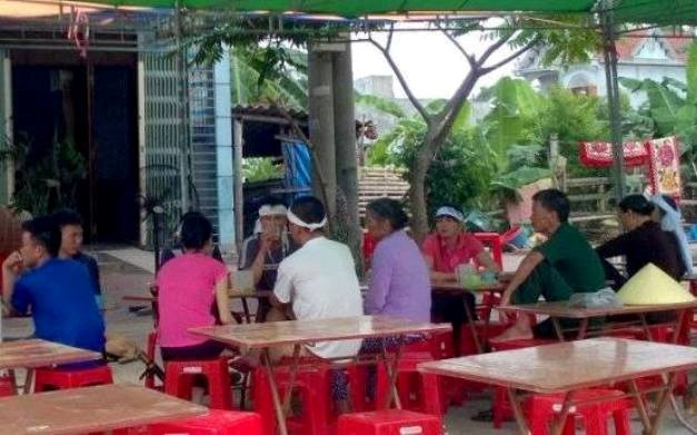 Gia đình, hàng xóm lo hậu sự cho vợ chồng anh Xuân. Ảnh: Q.An