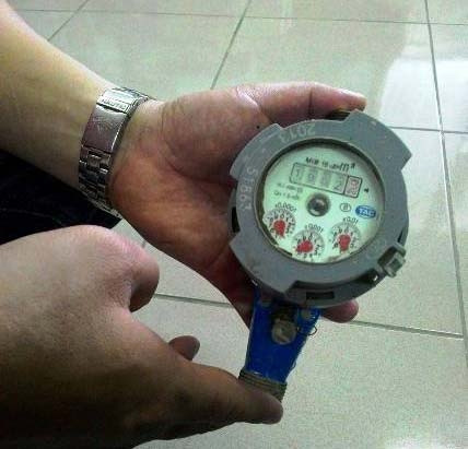 Gia đình ông Ứng đã quyết định không mang đồng hồ nước đi kiểm định lại.