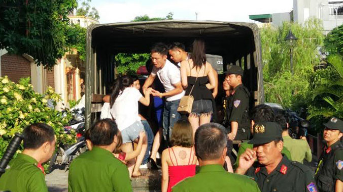 Đưa các đối tượng về trụ sở công an để điều tra, làm rõ