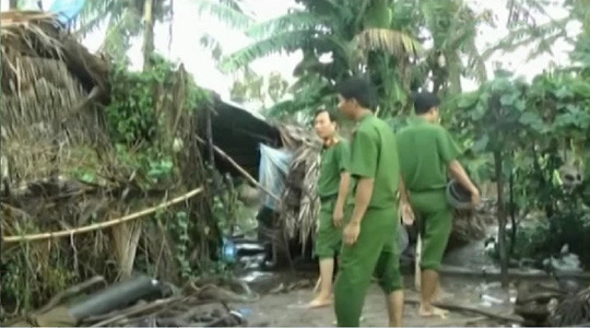 Lực lượng công an đangtruy tìm những dấu vết xung quanh nhà của bà Loan