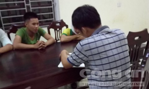 Người thân anh H. trình báo với công an huyện Quỳnh Lưu trong đêm