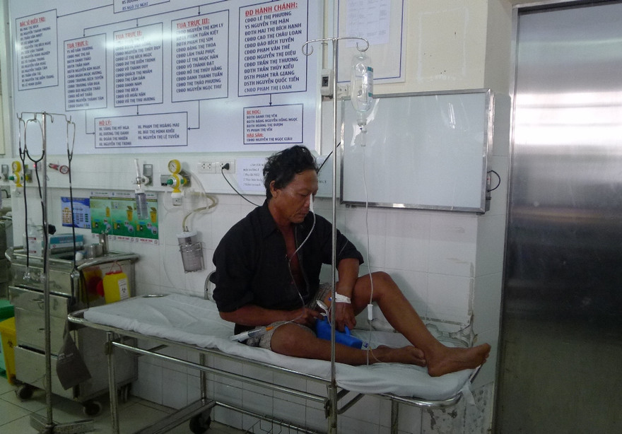 Ông Nhỏ đang nằm điều trị ở Khoa Hồi chức chống độc, dù tỉnh táo nhưng ông không giao tiếp với ai