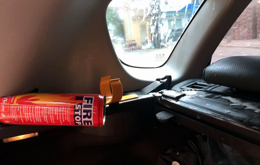 Bình cứu hỏa mini phát nổ, tung khỏi giá đỡ, bọt bắn tung tóe. Ảnh: Trần Hoàng Giang