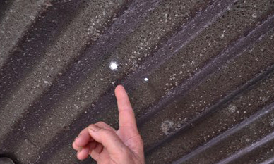 Lỗ đạn trên mái tôn - Ảnh: Thanh Hiếu 