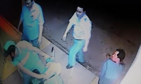 Tuấn ngang nhiên chạy xe gắn máy lao thẳng vào phòng cấp cứu thách thức bác sĩ ra đánh nhau. Ảnh: cắt từ Camera