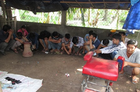 Các đối tượng đánh bạc và tang vật tại hiện trường