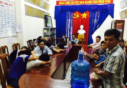 Nhóm người cá độ bóng đã tại quán cà phê Phương Thủy. Ảnh: CTV